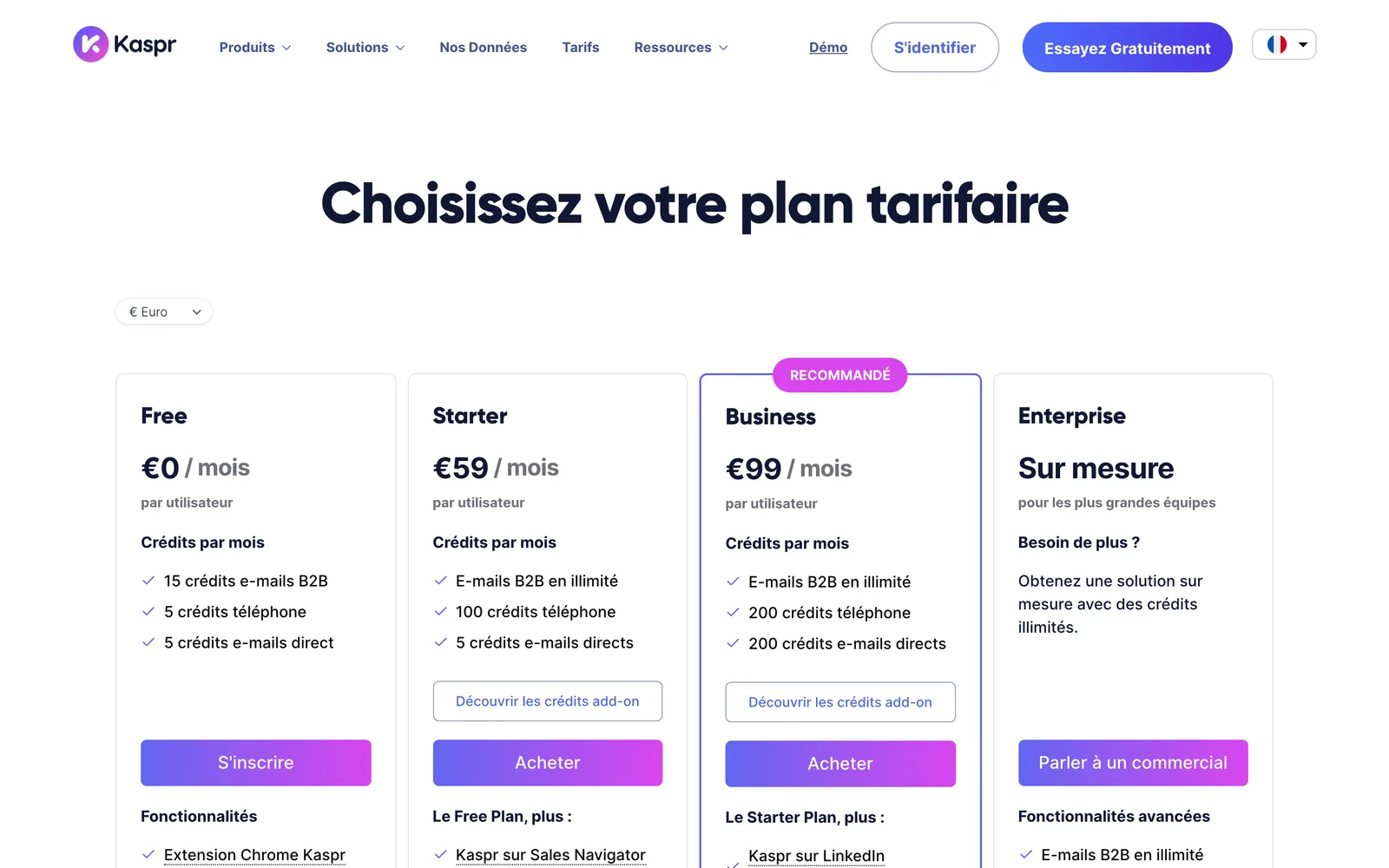 La page tarifs de Kaspr, le 4 octobre 2026 : l'offre Free donne 15 crédits e-mails B2B, 5 crédits téléphone et 5 crédits e-mails directs par mois.